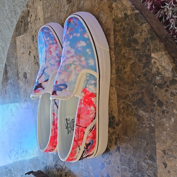 Cherry blossom Nike slip on - Picture 2 of 4